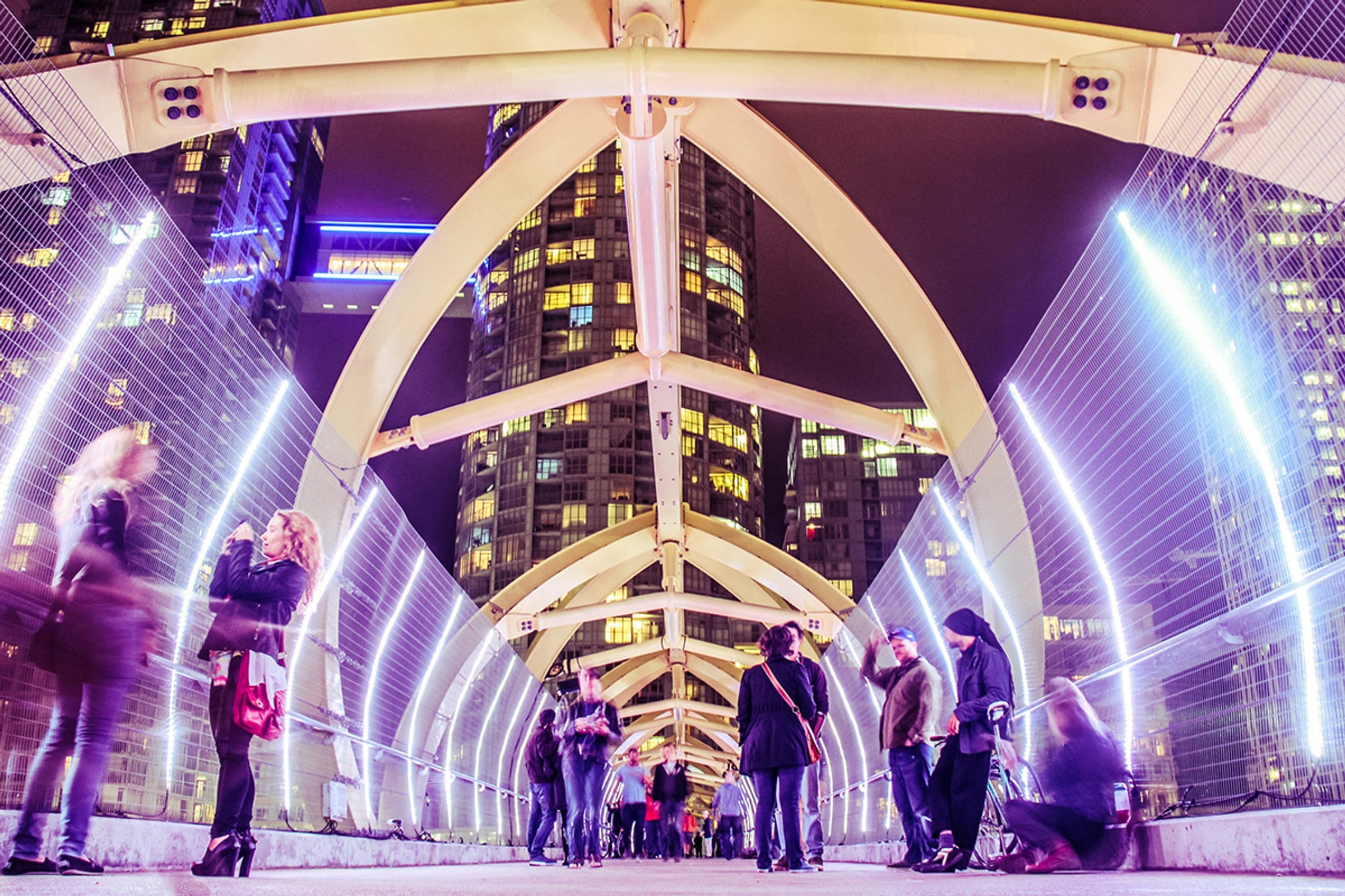 Canoe Landing, lit gold