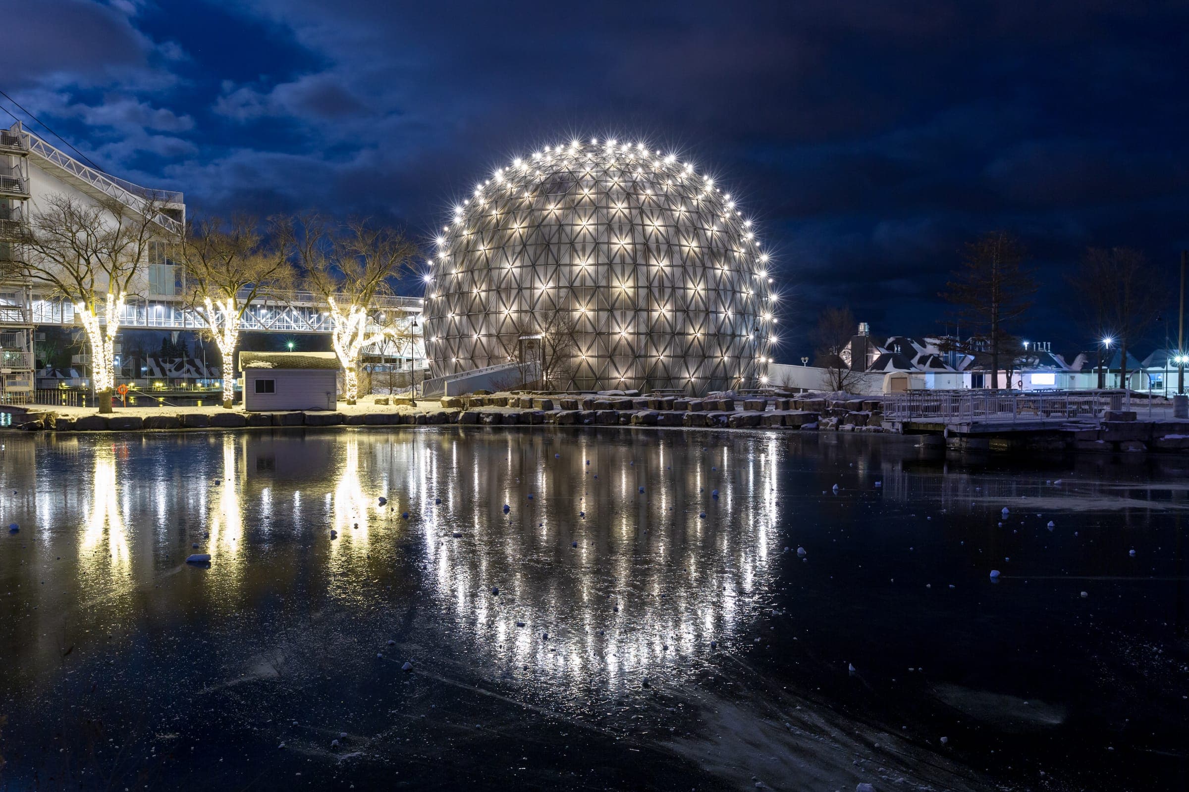 The globe on the winter shore